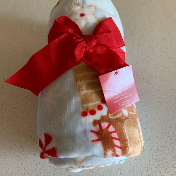 Gingerbread Blanket Holiday Time Red and White Festive - Picture 11 of 11